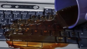 Apple Laptopa Sıvı Dökülmesi